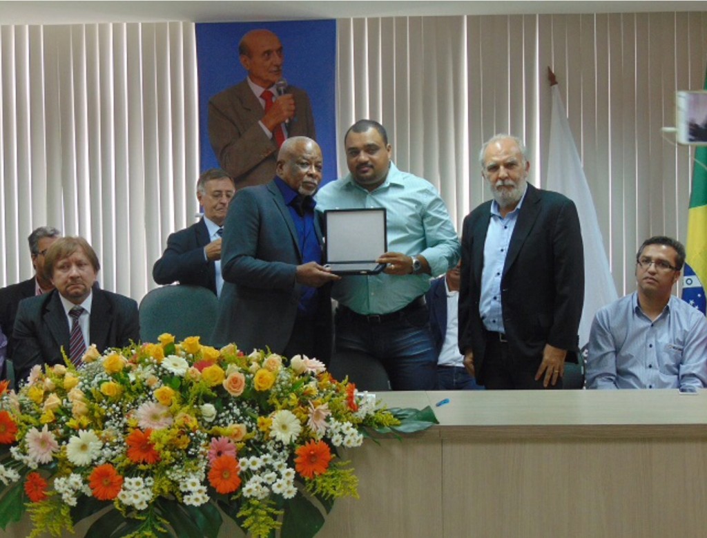 Sérgio Claudino recebe homenagem de Isaac Wallace, presidente da Federação dos Químicos RJ